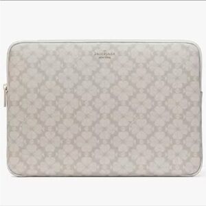 NWT 🤍 Kate Spade Beige & Cream Flower Universal Laptop Sleeve